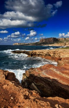 İtalya, Sicilya, Tyrhenian Denizi, S.Vito Lo Capo (Trapani) yakınlarındaki kayalık kıyı şeridi manzarası)