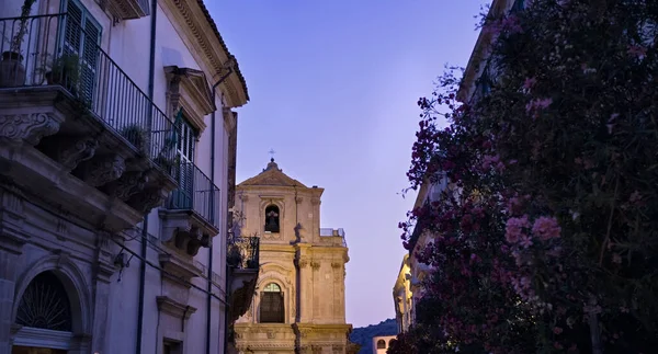 Italië Sicilië Scicli Provincie Ragusa Barokke Kerkgevel Bij Zonsondergang — Stockfoto
