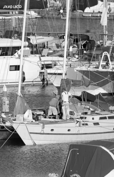 Italien Sicilien Medelhavet Marina Ragusa Ragusaprovinsen Maj 2021 Män Segelbåt — Stockfoto