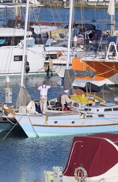 イタリア シチリア島 地中海 マリーナ ラグーザ ラグーザ州 2021年5月16日 セーリングボートの男性と港の豪華ヨット Editorial — ストック写真