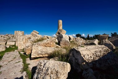 İtalya, Sicilya, Selinunte, Yunan Hera Tapınağı sütunları (MÖ 409).)