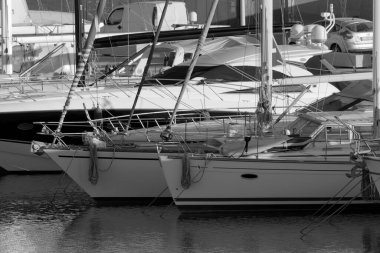 İtalya, Sicilya, Akdeniz, Marina di Ragusa (Ragusa ili); 16 Mayıs 2021, limanda lüks yatlar - EDITORIAL