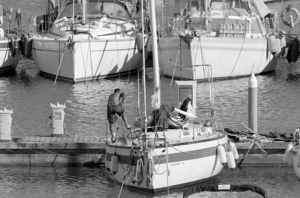 Italien Sicilien Medelhavet Marina Ragusa Ragusaprovinsen Maj 2021 Man Segelbåt — Stockfoto