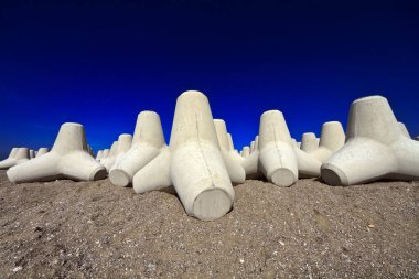 İtalya, Sicilya, Messina vilayeti, inşaat halindeki limanın yakınındaki sahilde beton tetrapodlar