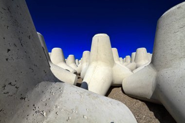 İtalya, Sicilya, Messina vilayeti, inşaat halindeki limanın yakınındaki sahilde beton tetrapodlar