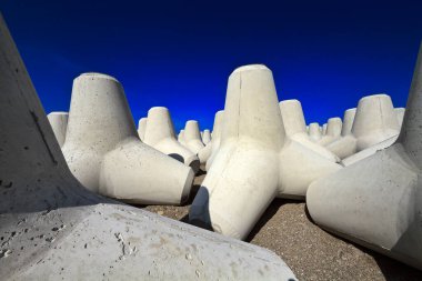 İtalya, Sicilya, Messina vilayeti, inşaat halindeki limanın yakınındaki sahilde beton tetrapodlar