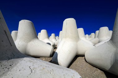 İtalya, Sicilya, Messina vilayeti, inşaat halindeki limanın yakınındaki sahilde beton tetrapodlar