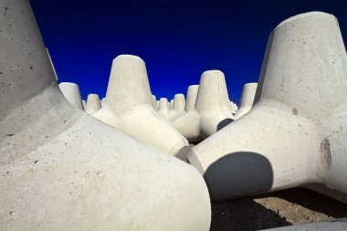 İtalya, Sicilya, Messina vilayeti, inşaat halindeki limanın yakınındaki sahilde beton tetrapodlar