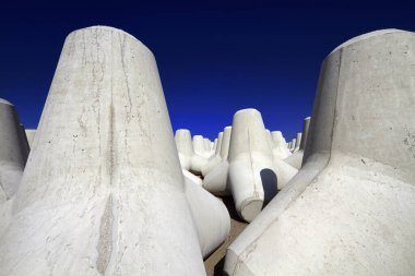 İtalya, Sicilya, Messina vilayeti, inşaat halindeki limanın yakınındaki sahilde beton tetrapodlar
