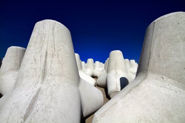 İtalya, Sicilya, Messina vilayeti, inşaat halindeki limanın yakınındaki sahilde beton tetrapodlar