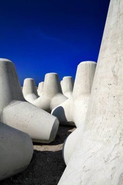 İtalya, Sicilya, Messina vilayeti, inşaat halindeki limanın yakınındaki sahilde beton tetrapodlar