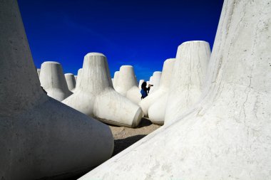 İtalya, Sicilya, Messina vilayeti, inşaat halindeki limanın yakınındaki sahilde beton tetrapodlar