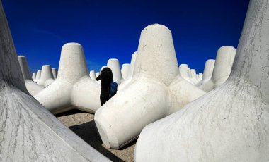 İtalya, Sicilya, Messina vilayeti, inşaat halindeki limanın yakınındaki sahilde beton tetrapodlar