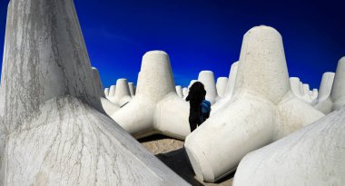 İtalya, Sicilya, Messina vilayeti, inşaat halindeki limanın yakınındaki sahilde beton tetrapodlar