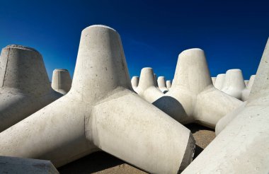 İtalya, Sicilya, Messina vilayeti, inşaat halindeki limanın yakınındaki sahilde beton tetrapodlar