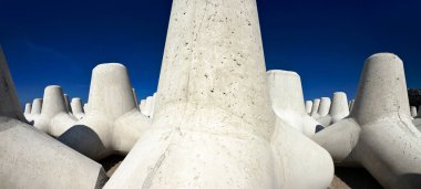 İtalya, Sicilya, Messina vilayeti, inşaat halindeki limanın yakınındaki sahilde beton tetrapodlar