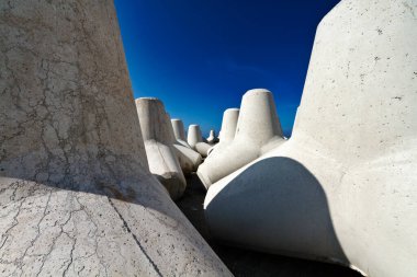 İtalya, Sicilya, Messina vilayeti, inşaat halindeki limanın yakınındaki sahilde beton tetrapodlar