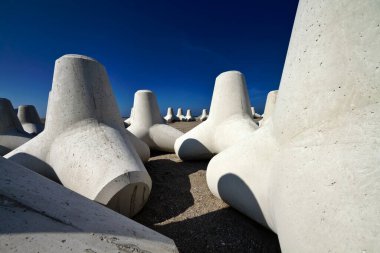 İtalya, Sicilya, Messina vilayeti, inşaat halindeki limanın yakınındaki sahilde beton tetrapodlar