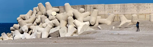 Olaszország Szicília Messina Tartomány Aki Betontetrapodokat Fényképez Parton Egy Építés — Stock Fotó