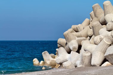 İtalya, Sicilya, Messina vilayeti, inşaat halindeki limanın yakınındaki sahilde beton tetrapodlar