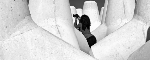 Италия Сицилия Провинция Мессина Женщина Фотографирует Бетонных Четвероногих Пляже Возле — стоковое фото