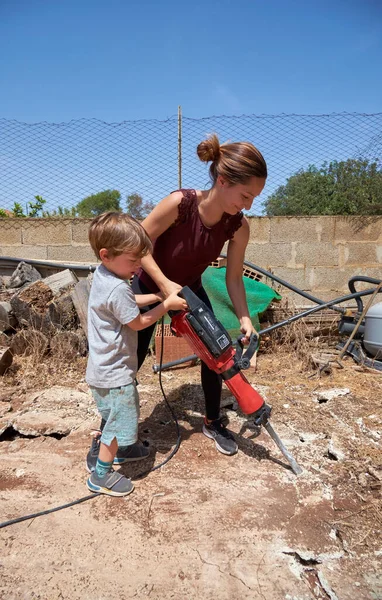 Italy Sicily Marina Ragusa Ragusa Province Mother Son Using Jackhammer — Stock Photo, Image