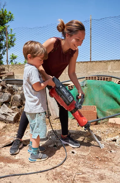 Italy Sicily Marina Ragusa Ragusa Province Mother Son Using Jackhammer — Stock Photo, Image