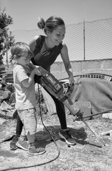 Itália Sicília Marina Ragusa Província Ragusa Mãe Filho Usando Martelo — Fotografia de Stock