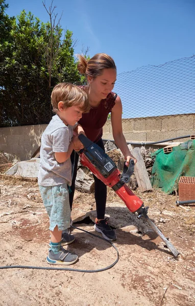 Italy Sicily Marina Ragusa Ragusa Province Mother Son Using Jackhammer — Stock Photo, Image