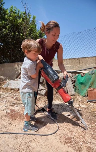 Italy Sicily Marina Ragusa Ragusa Province Mother Son Using Jackhammer — Stock Photo, Image