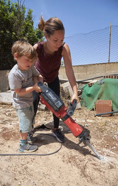 Italy Sicily Marina Ragusa Ragusa Province Mother Son Using Jackhammer — Stock Photo, Image