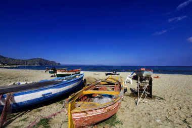 İtalya, Sicilya, Tindari, sahilde balıkçı tekneleri ve arka planda Aeolian Adaları.