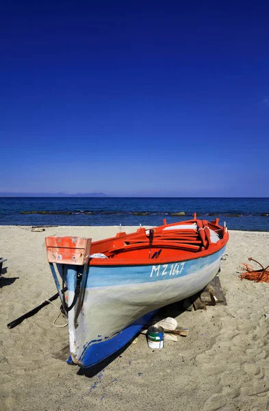 Италия Сицилия Тиндари Рыбацкая Лодка Пляже Эолийские Острова Заднем Плане — стоковое фото