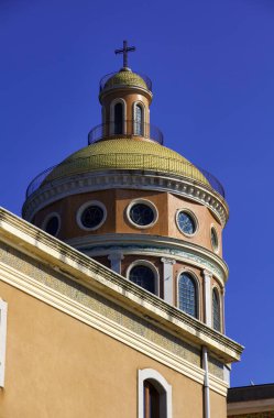İtalya, Sicilya, Tindari, Aziz Mary Tapınağı 'nın kubbesi.