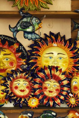 İtalya, Sicilya, Tindari, Sicilya aletleri ve dekoratif güneş plakaları St. Mary Sığınağı yakınlarındaki bir turistik mağazada satılıyor.