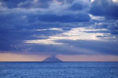 İtalya, Tyrhenian denizi, Aeolian adaları, Calabria sahilinden Stromboli adası manzarası