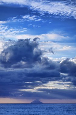 İtalya, Tyrhenian denizi, Aeolian adaları, Calabria sahilinden Stromboli adası manzarası