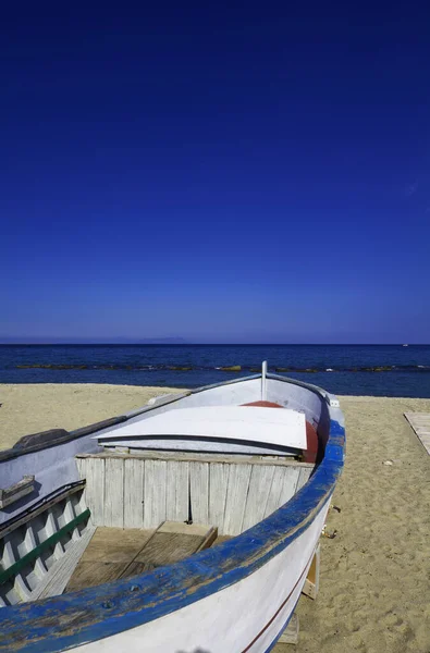 Italië Sicilië Tindari Vissersboot Het Strand Eolische Eilanden Achtergrond — Stockfoto