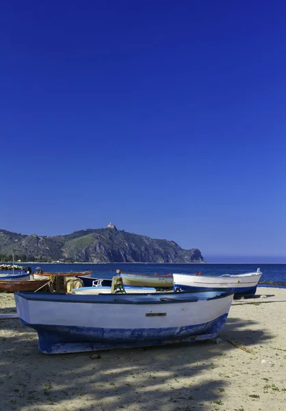 Itálie Sicílie Tindari Rybářské Lodě Pláži Tindariho Katedrála Kopci — Stock fotografie