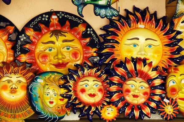 在圣玛丽保护区附近的一家旅游商店中出售的意大利西西里 意大利 意大利 意大利 意大利 意大利 意大利 意大利的小饰品和装饰太阳能板 — 图库照片