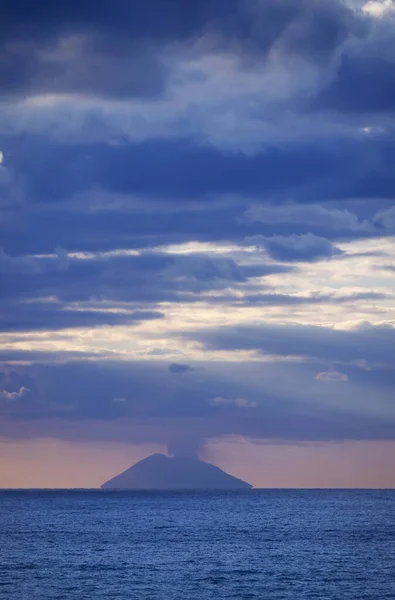 意大利 蒂尔尼海 爱奥利群岛 从卡拉布里亚海岸俯瞰斯特罗姆波利岛 — 图库照片