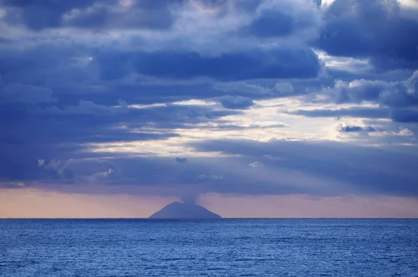 意大利 蒂尔尼海 爱奥利群岛 从卡拉布里亚海岸俯瞰斯特罗姆波利岛 — 图库照片