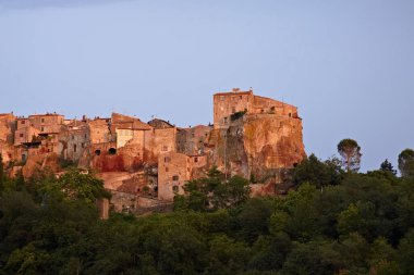 İTALYA, Tuscany, Pitigliano Gün batımında