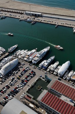İtalya, Toskana, Viareggio, limandaki lüks yatların hava manzarası.