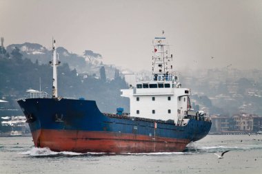 Türkiye, İstanbul, Boğaz Kanalı 'nda boş bir petrol kargo gemisi
