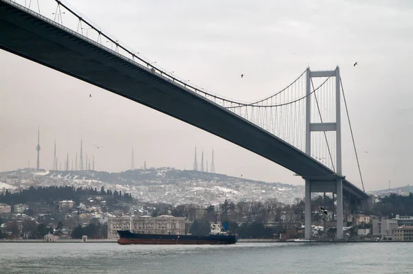 Turkiet Istanbul Bosporen Channel Bosporen Bridge Ett Oljetankfartyg Bron — Stockfoto