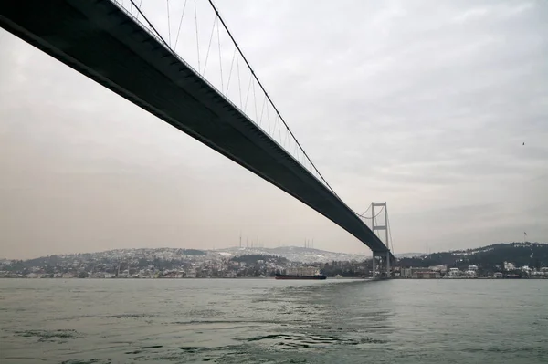 トルコ イスタンブール ボスポラス海峡 ボスポラス橋 橋の下の石油貨物船 — ストック写真