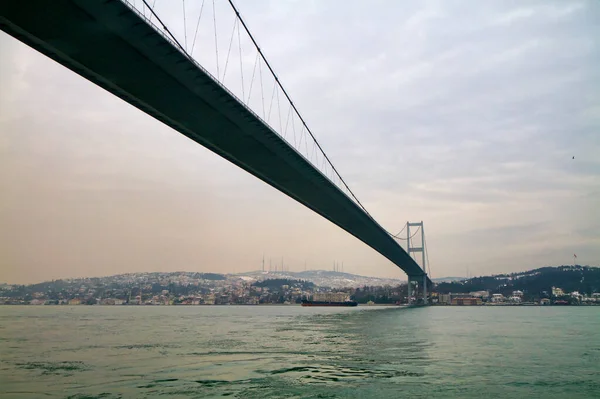 Turquie Istanbul Canal Bosphore Pont Bosphore Cargo Pétrolier Sous Pont — Photo