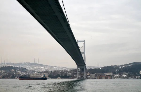 トルコ イスタンブール ボスポラス海峡 ボスポラス橋 橋の下の石油貨物船 — ストック写真