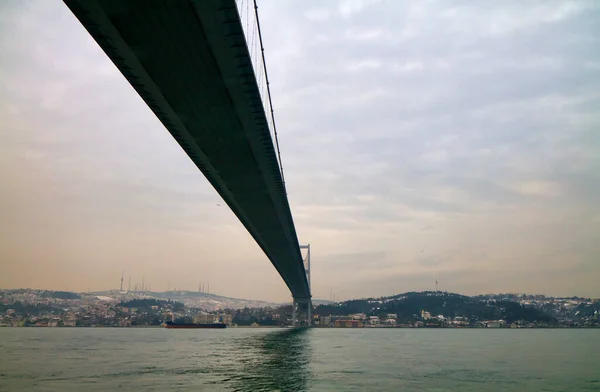 Τουρκία Ιστανμπούλ Κανάλι Βοσπόρου Γέφυρα Βοσπόρου Πετρελαιοφόρο Πλοίο Κάτω Από — Φωτογραφία Αρχείου